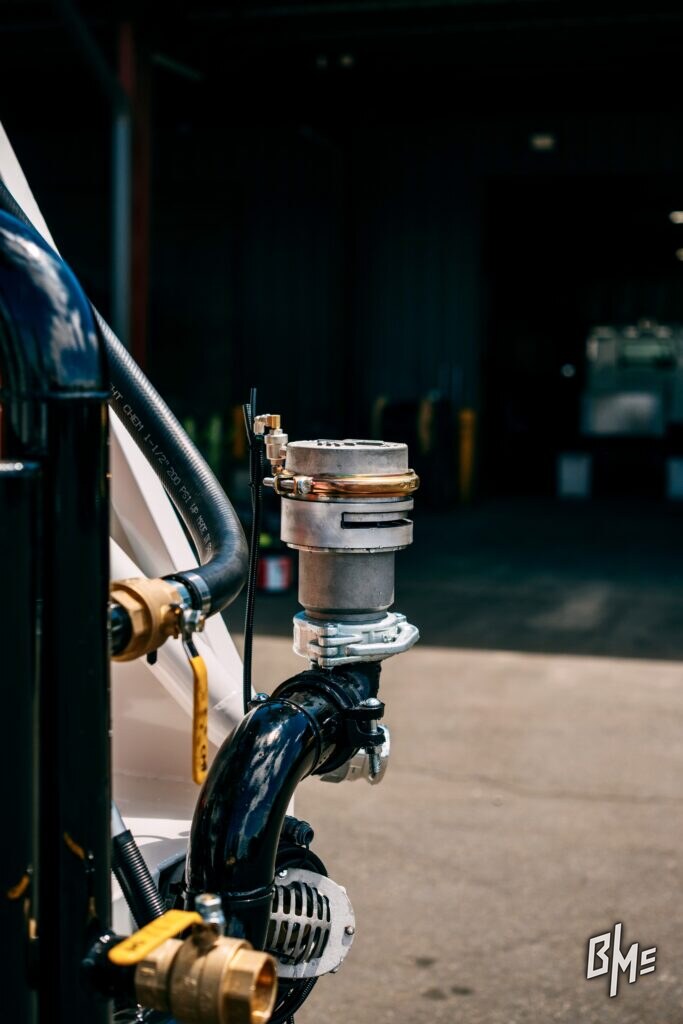 Spray valve with control line fitted to a working truck