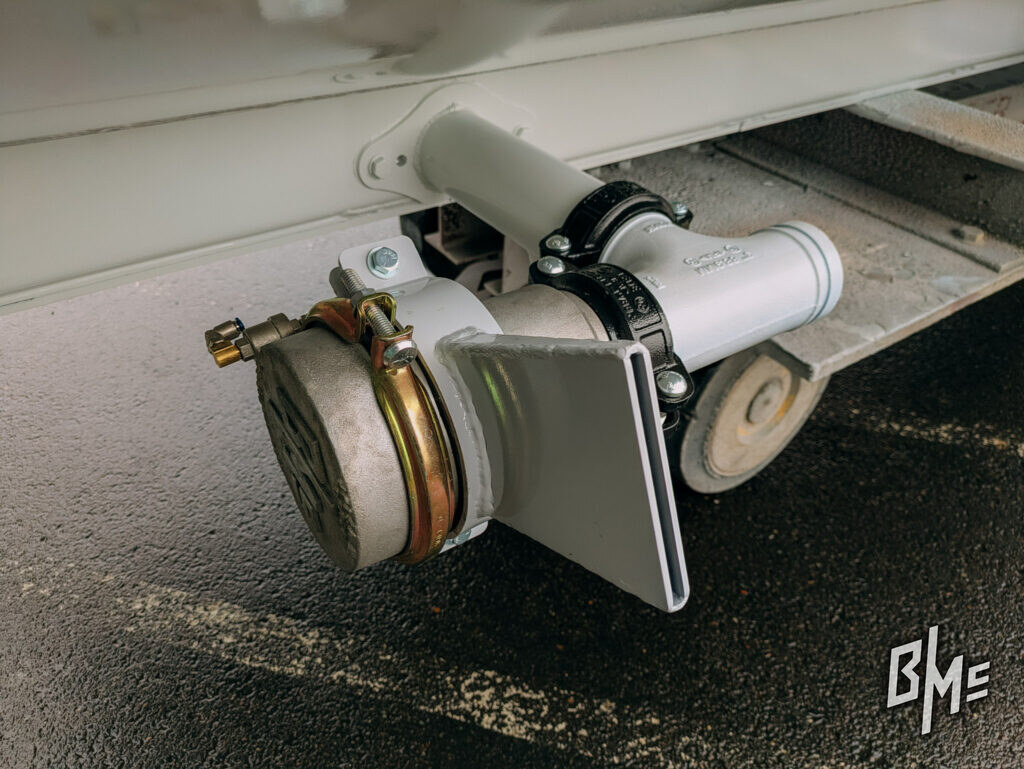 Spray head mounted below the frame of a tanker